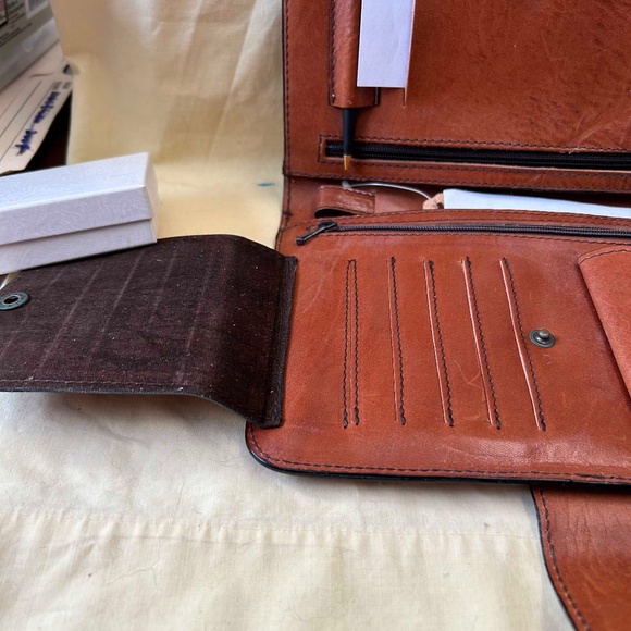 WRIST PURSE, CALF LEATHER, 9 X 6 X 1 ½ INCHES, MADE IN CANADA, MANY ZIPPED POCKE - Picture 6 of 8